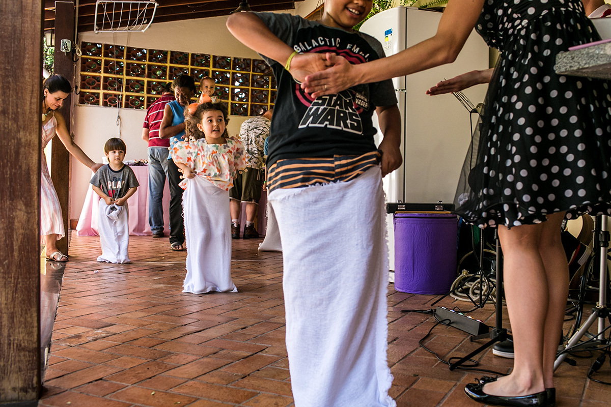crianças participando de uma corrida de saco durante um aniversário de 1 ano, por Adriana Costa