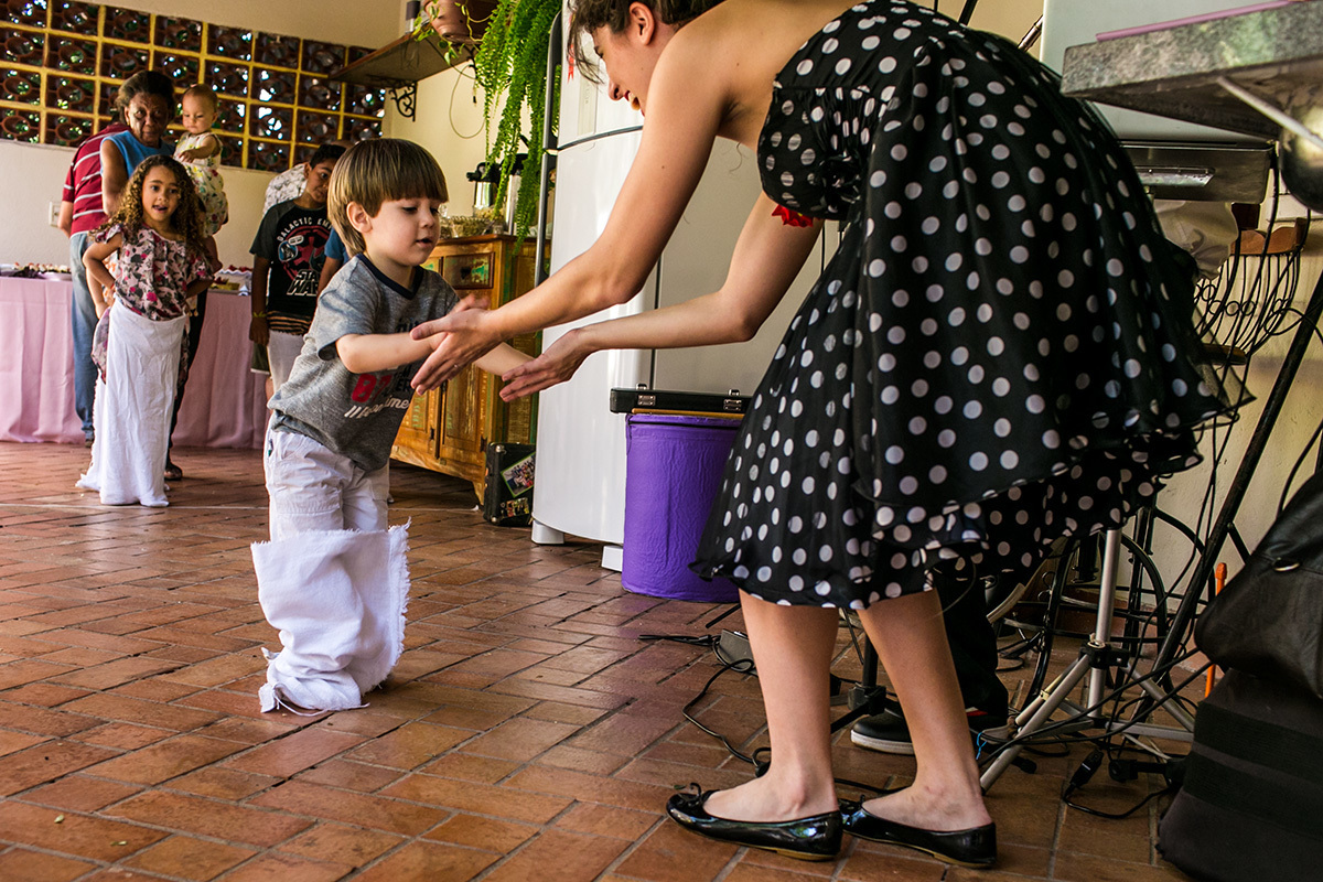 crianças se divertindo com a corrida de saco numa festa infantil