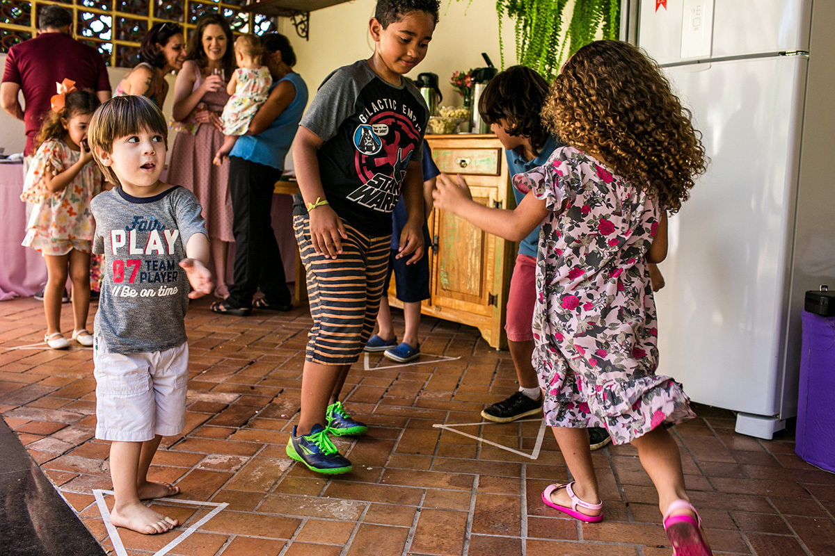crianças se divertindo com as brincadeiras promovidas pelos animadores de festa