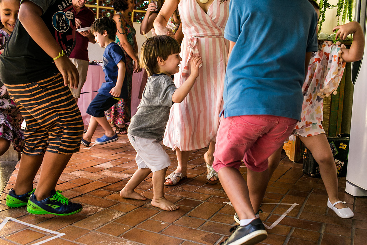 correria de crianças durante uma brincadeira de festa infantil
