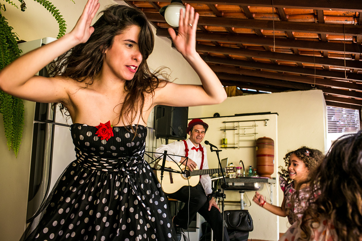 animadora de festa brincando com as crianças em uma festa infantil, em foto de Adriana Costa