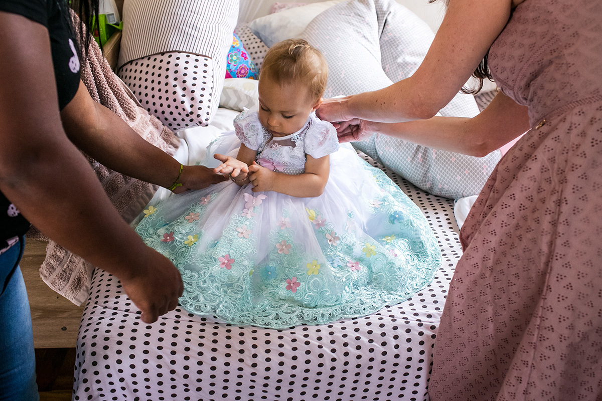 bebê de um ano acabando de se arrumar para o parabéns, em foto de Adriana Costa