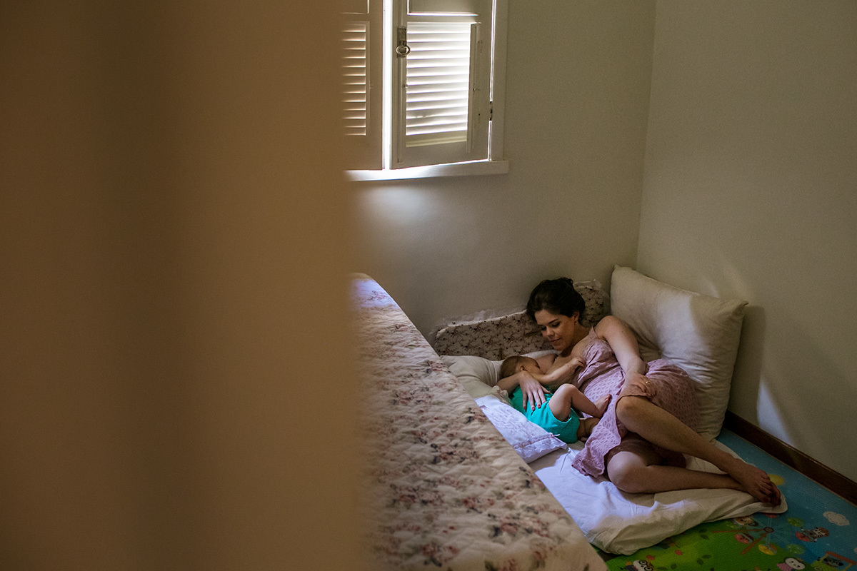 bebê amamentando em sua festa de aniversário de 1 ano