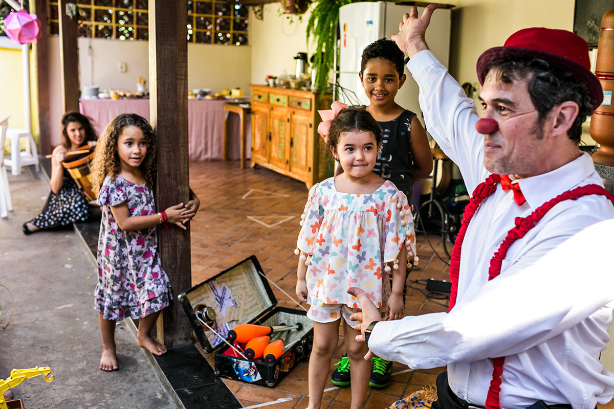 animador de festa infantil fazendo um show com a participação da crianças