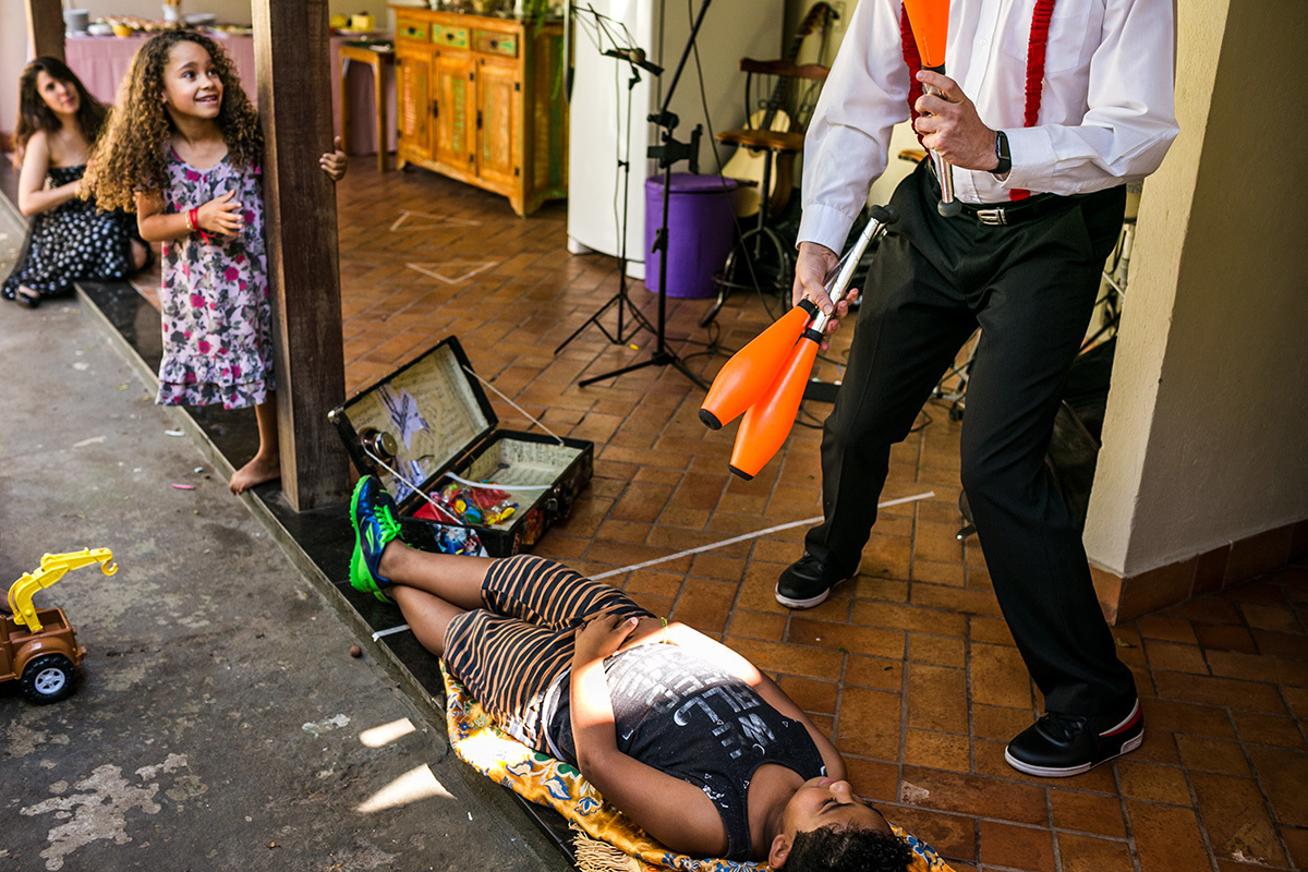 palhaço fazendo uma apresentação com a participação da crianças durante uma festa infantil