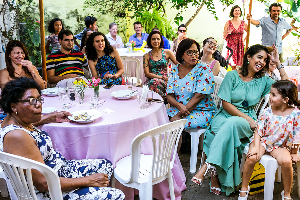 convidados rindo da apresentação do palhaço