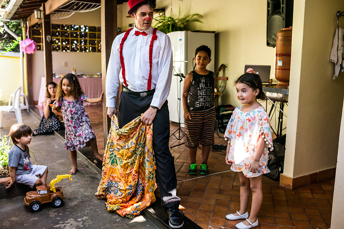 crianças se divertindo com o palhaço numa festa infantil