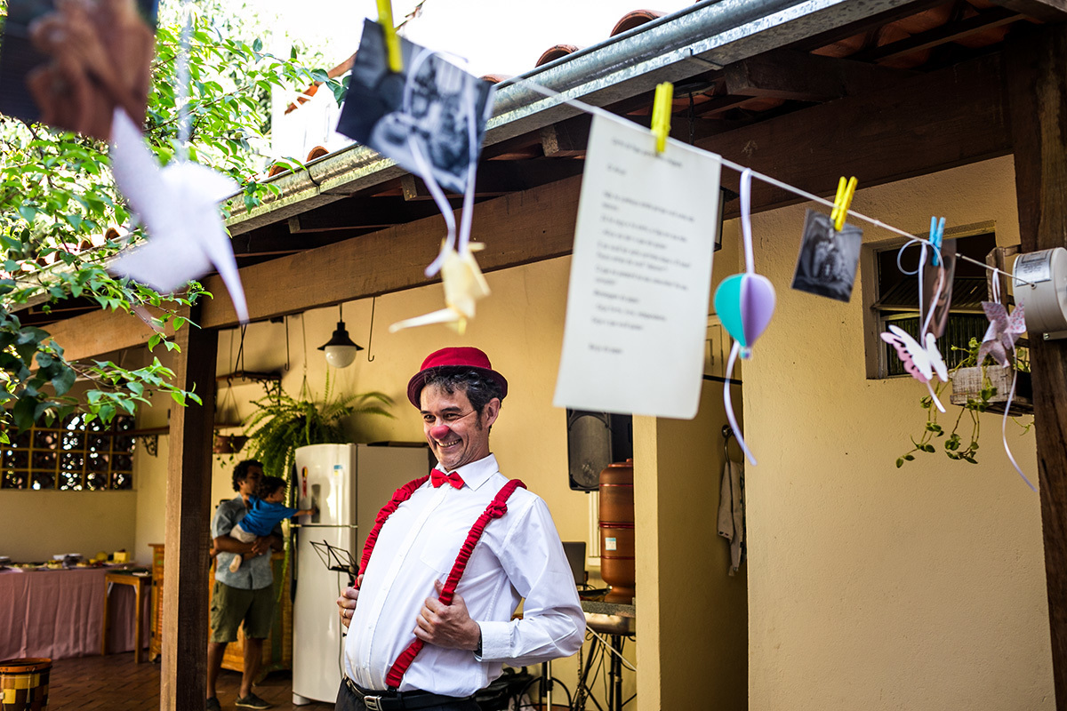 palhaço fazendo graça para os convidados durante um aniversário infantil, por Adriana Costa