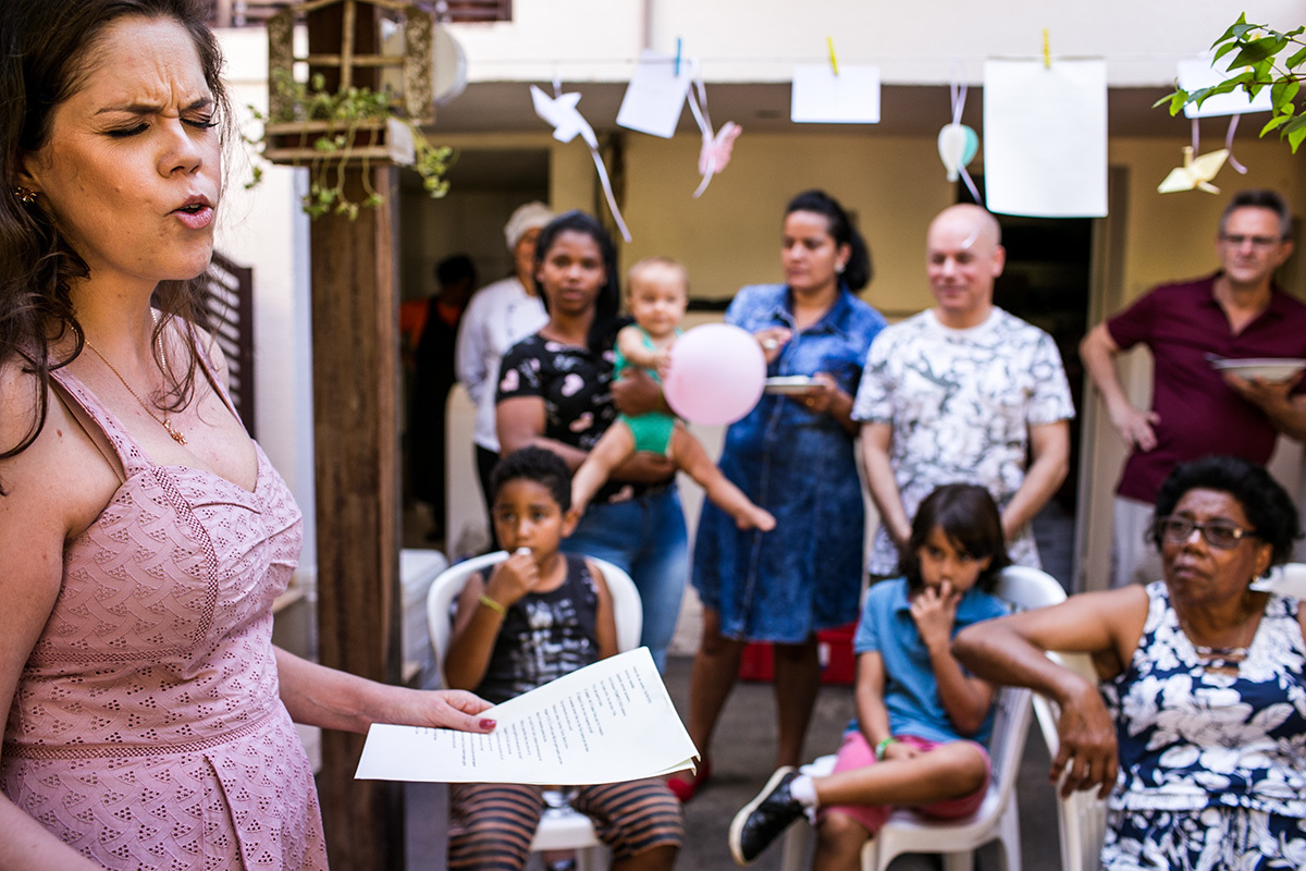 mãe faz discurso poético em homenagem a sua filha de uma ano no dia de sua festa de 1 ano