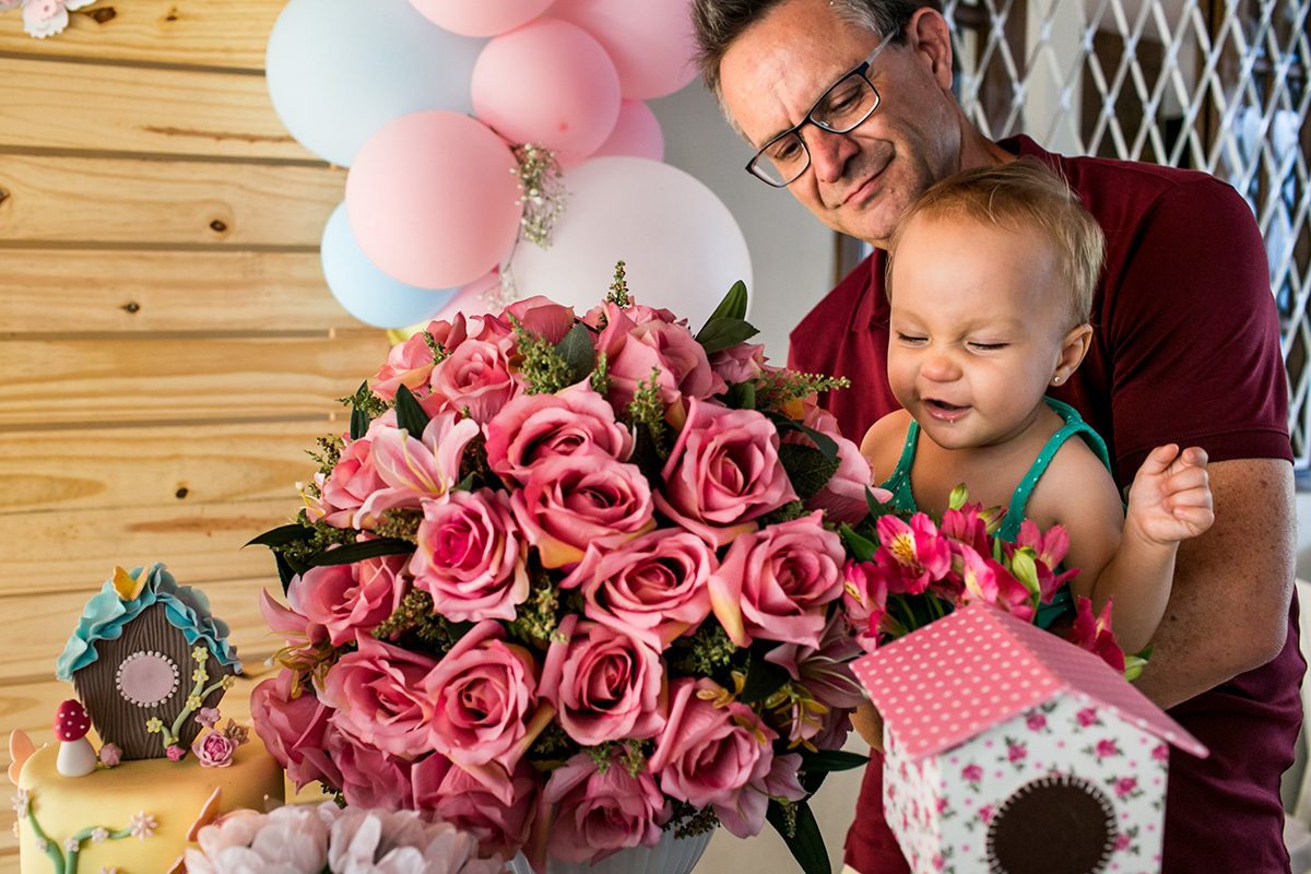 aniversariante cheira as rosas que decoram sua festa de 1 ano, por Adriana Costa