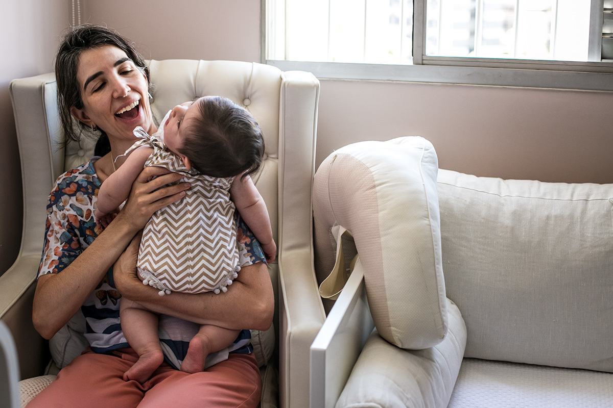 Adriana Costa documentou mãe se divertindo com a filha após amamentação