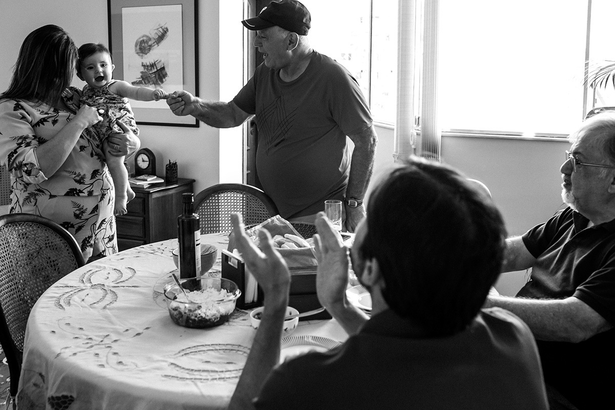 familiares brincando com a única bebê da família