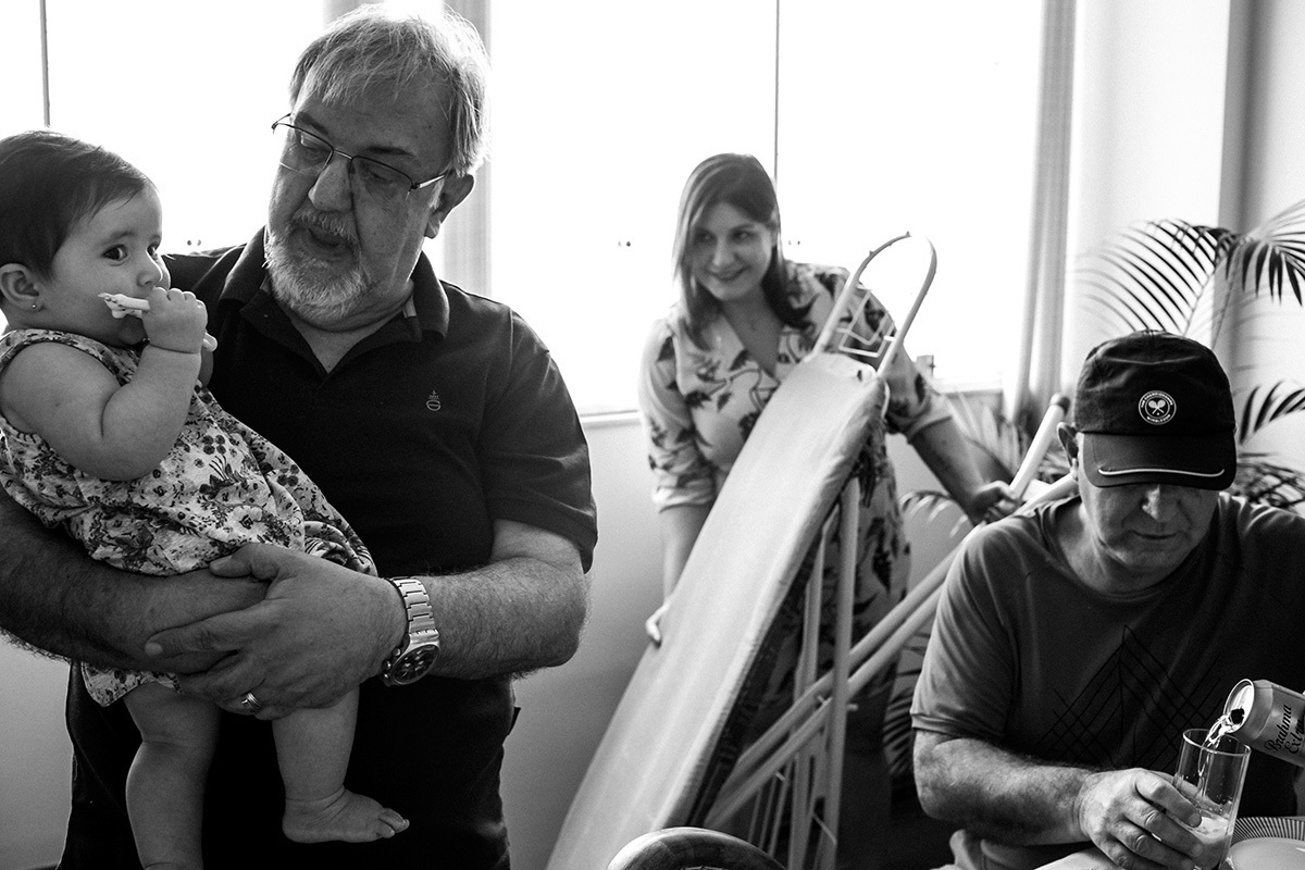 família reunida para preparar as coisa do batizado da nova bebê na família