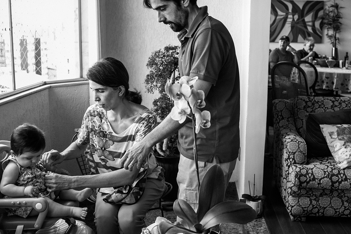 pais dando fruta para sua bebê de 6 meses, por Adriana Costa