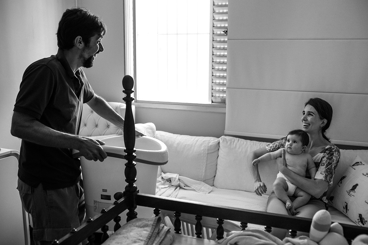 pais preparando o ofurô de bebê para dar banho em sua filha, por Adriana costa