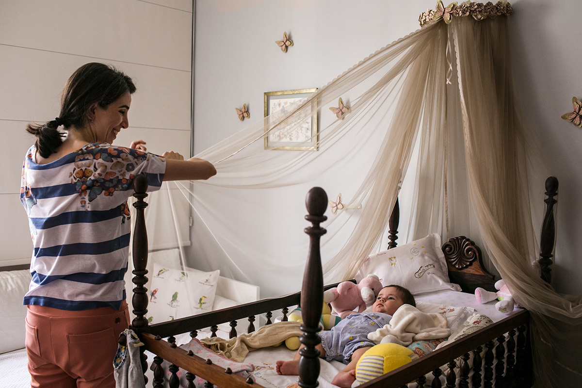 mãe recebendo no berço sua bebê que acordou, por Adriana Costa