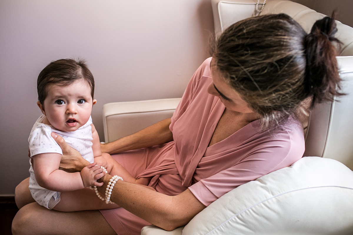 bebê de 6 meses se preparando para o dia do seu batizado