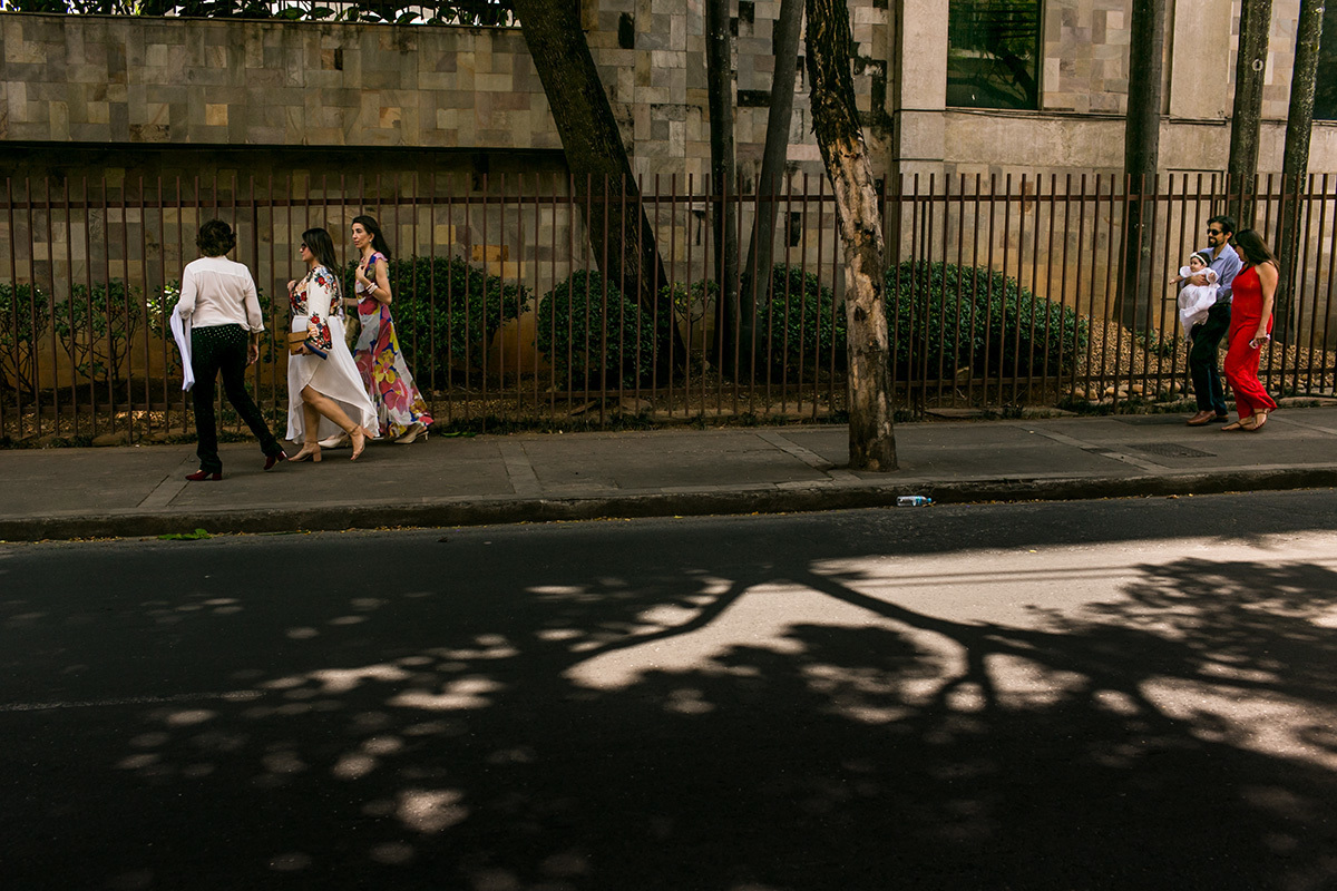 foto de Adriana Costa da família seguindo à pé para a Igreja onde será celebrado o batizado