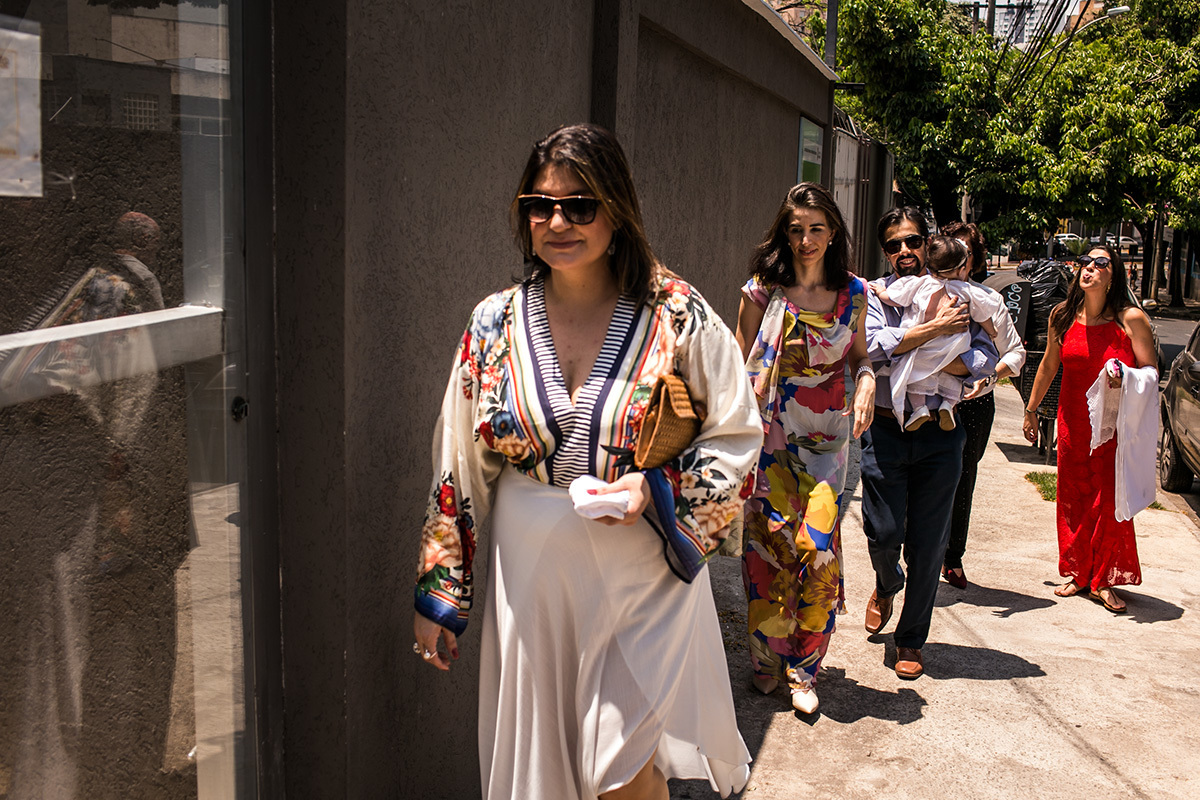 família chegando à pé na Igreja para o batizado