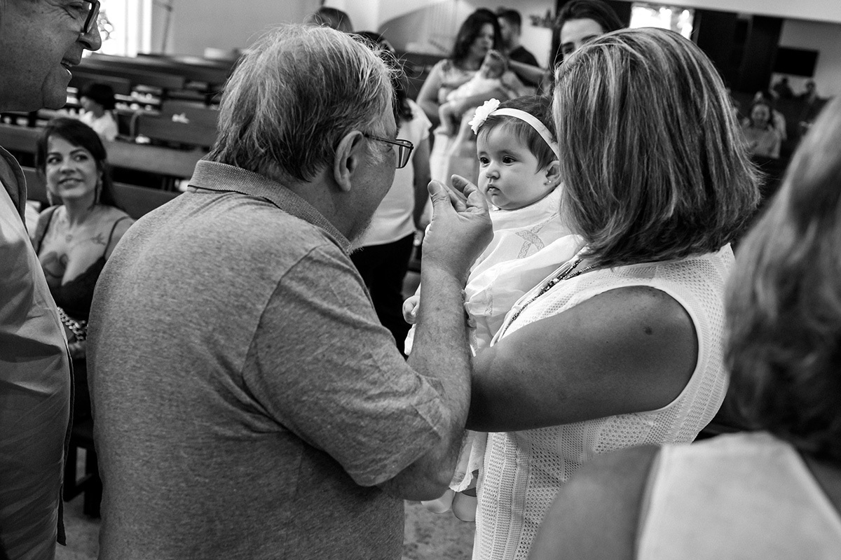 Adriana costa documentou avô brincando com a neta antes de iniciar a missa para o seu batismo