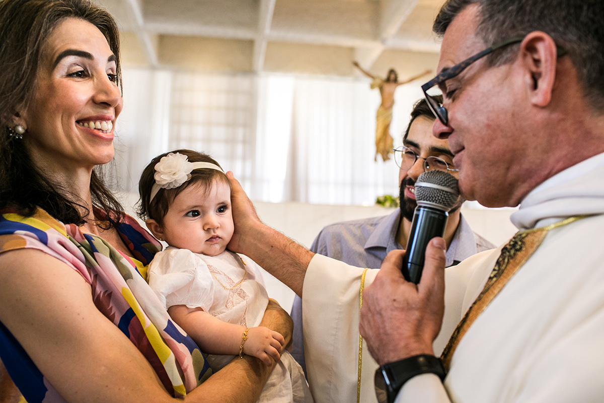 padre abençoando a bebê no dia do seu batizado, por Adriana Costa