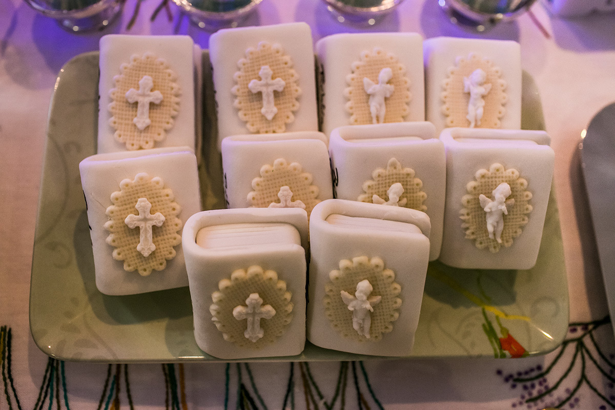 doces em forma de bíblias preparados para a festa de batizado 