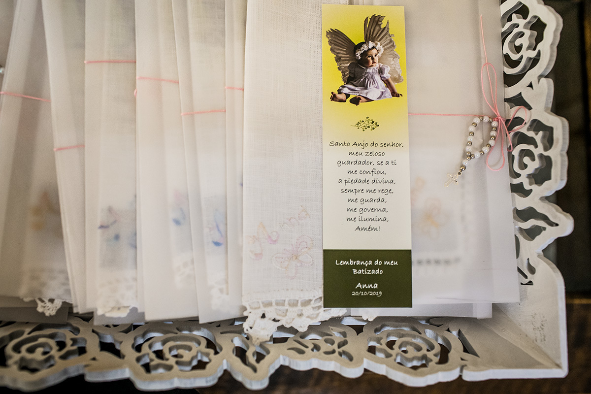 foto da lembrancinha da cerimônia de batismo, um marcador de livro com a imagem da bebê vestida de anjo feita por Adriana Costa