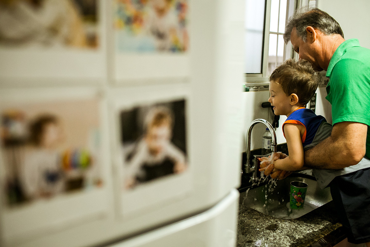 Adriana Costa documentou pai lavando as mãos do filho para jantar