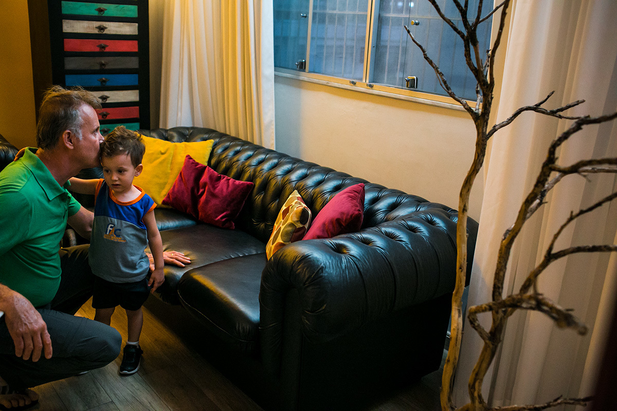 Adriana Costa fotografou pai beijando o filho ao lado do galho de  árvore que será a árvore de Natal da família