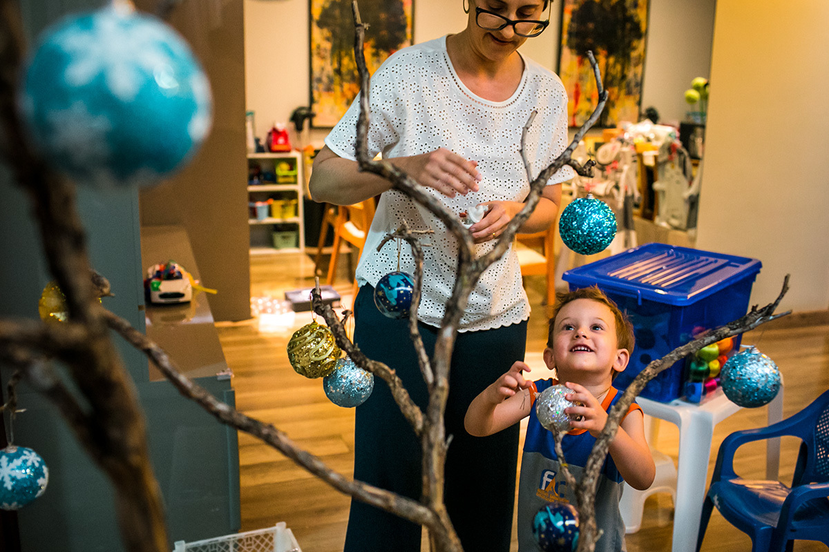 Adriana Costa documentou mãe e filho se divertindo ao montar a árvore de Natal