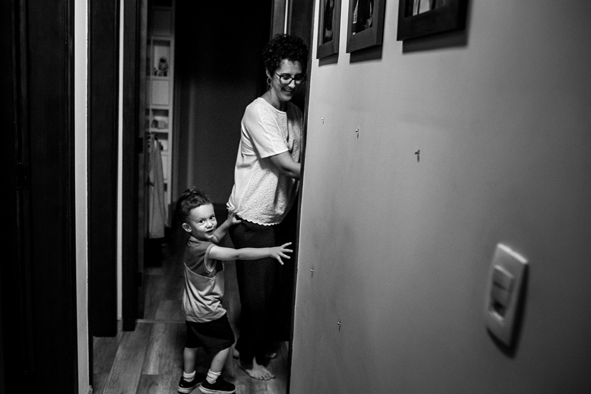 mãe e filho entram feliz no quarto em que o pai está 