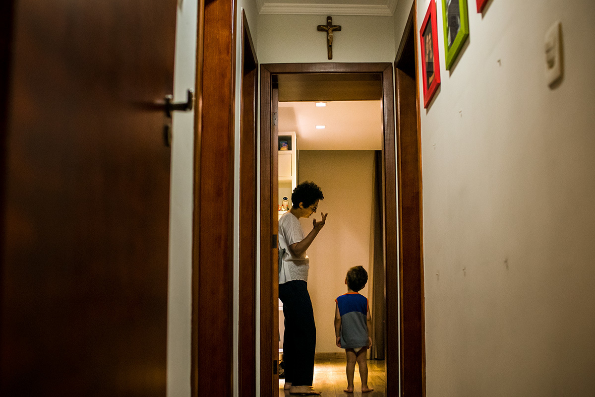mãe conversa com o filho lhe explicando o que não pode fazer
