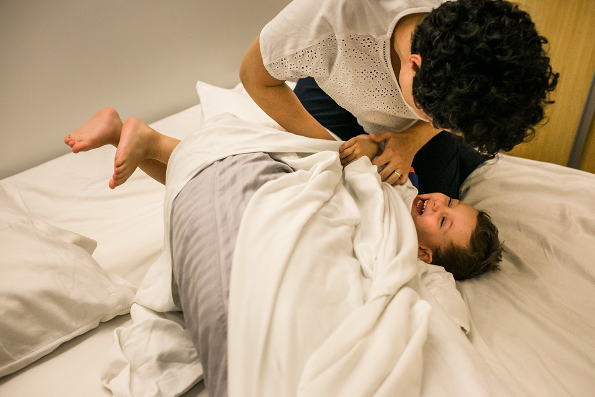 Adriana Costa fotografou mãe se divertindo com o filho na sua cama de casal