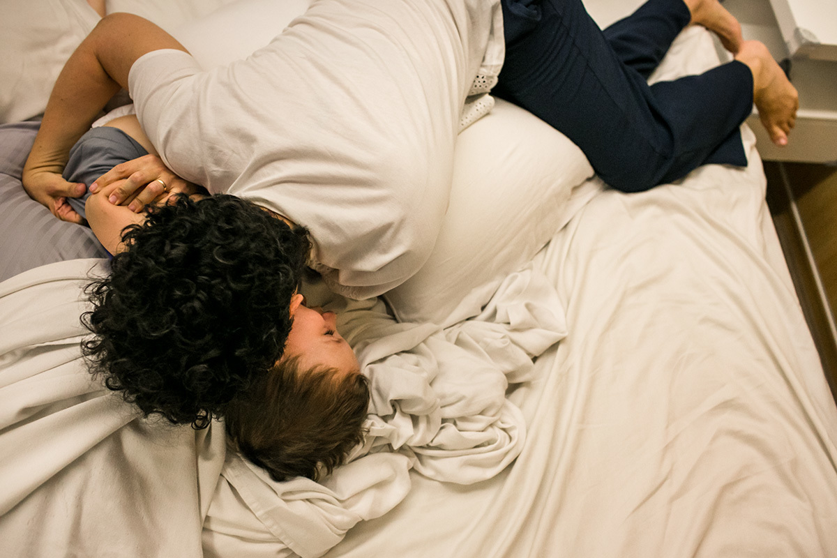 Adriana costa documentou mãe e filho na hora em que brincam juntos na cama