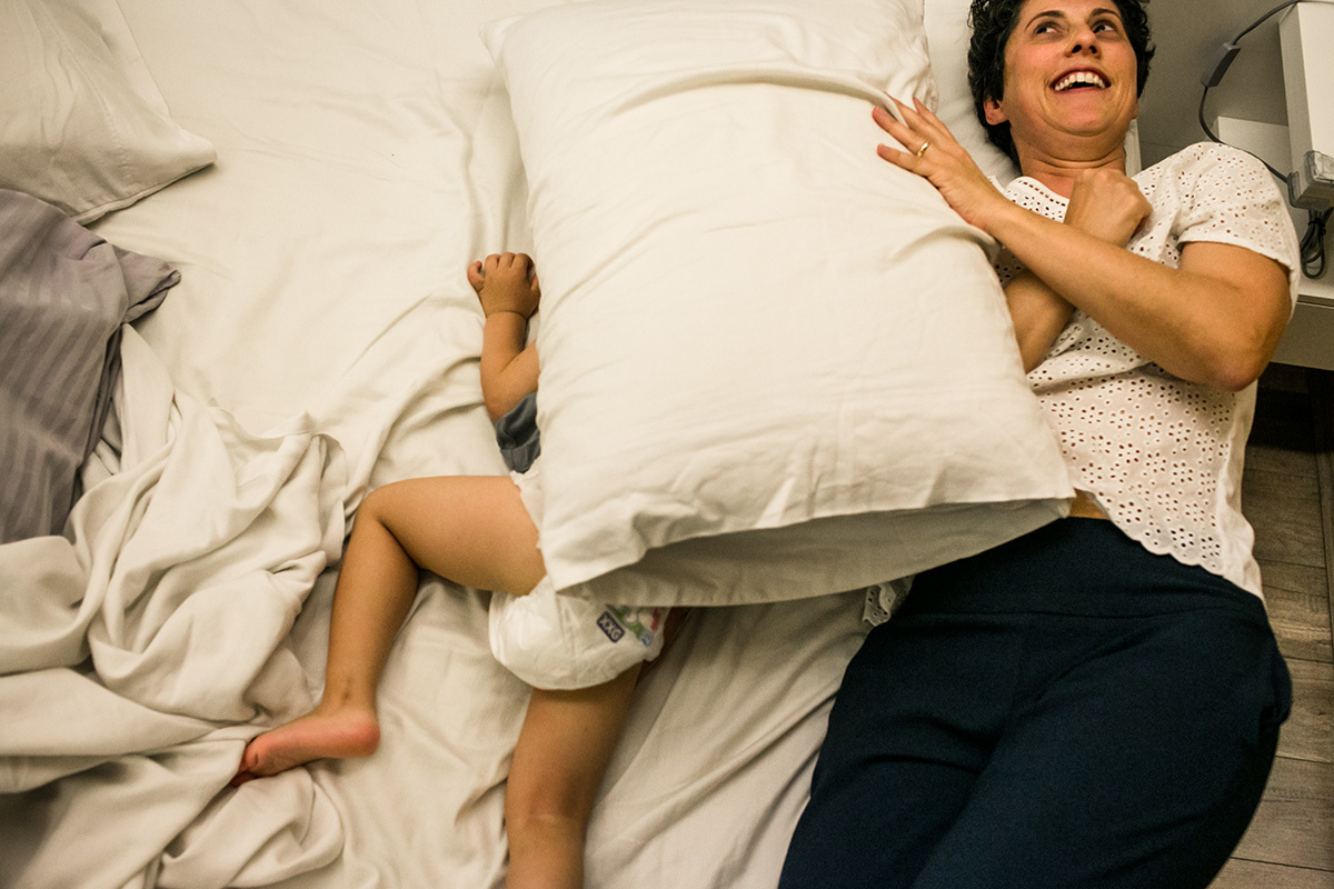mãe e filho fazendo bagunça na cama, por adrianacostafotos