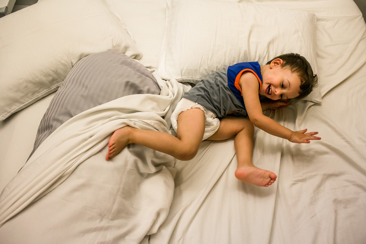 Adriana Costa documentou menino fazendo bagunça na cama da mãe