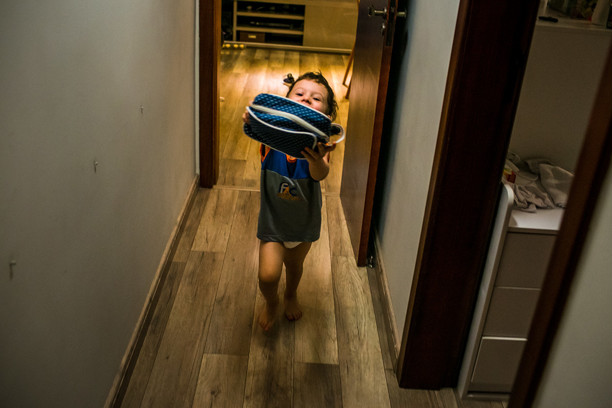 menino carrega feliz sua maleta de médico de brinquedo