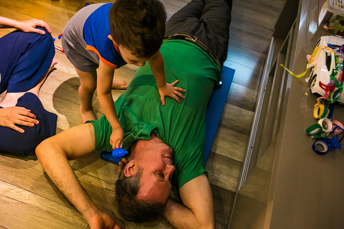 menino brinca de examinar como médico o ouvido do pai, por adrianacostafotos