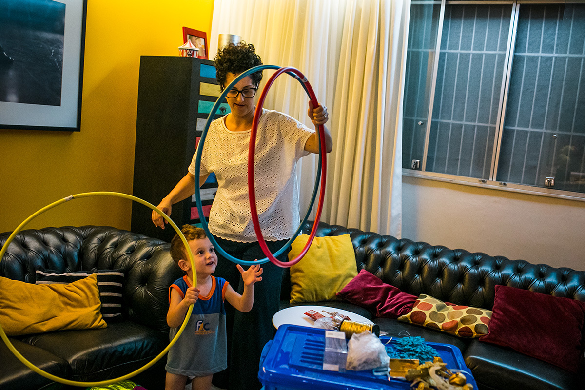 mãe e filho pegam o bambolê para brincar