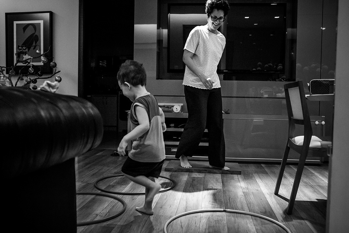 Adriana Costa documental mãe e filho brincando de circuito em casa