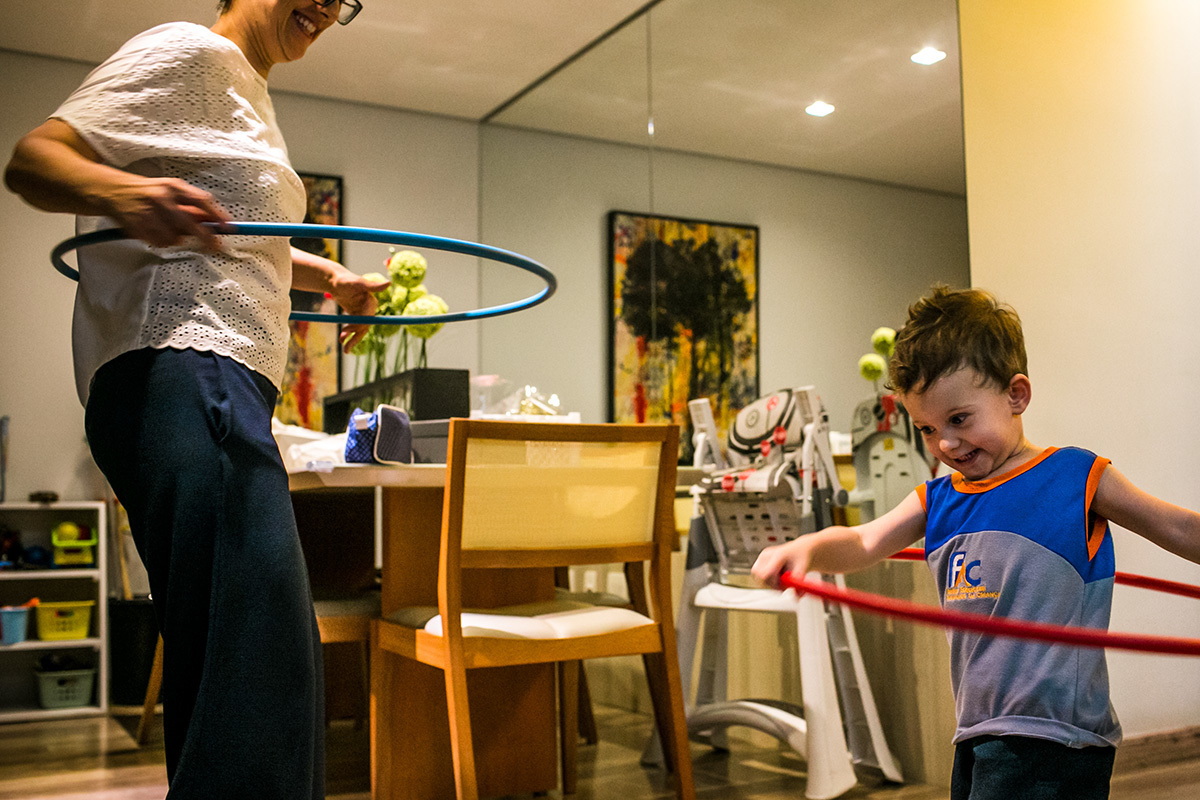 mãe e filho se divertem com o bambolê, por adrianacostafotos