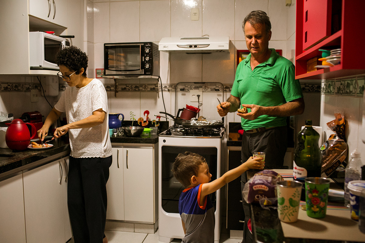 família na hora do lanche da noite na cozinha