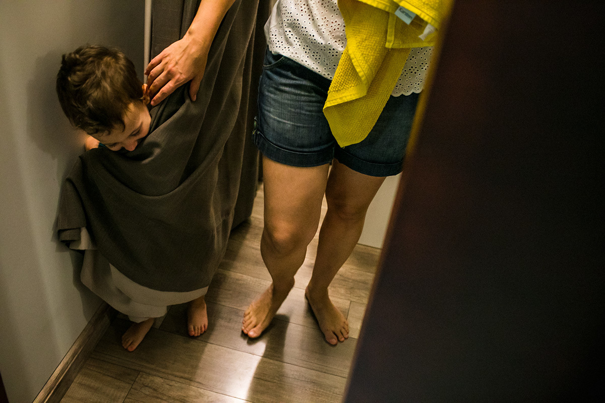 Adriana Costa fotografou menino enrolando na cortina da casa na hora de ir para o banho