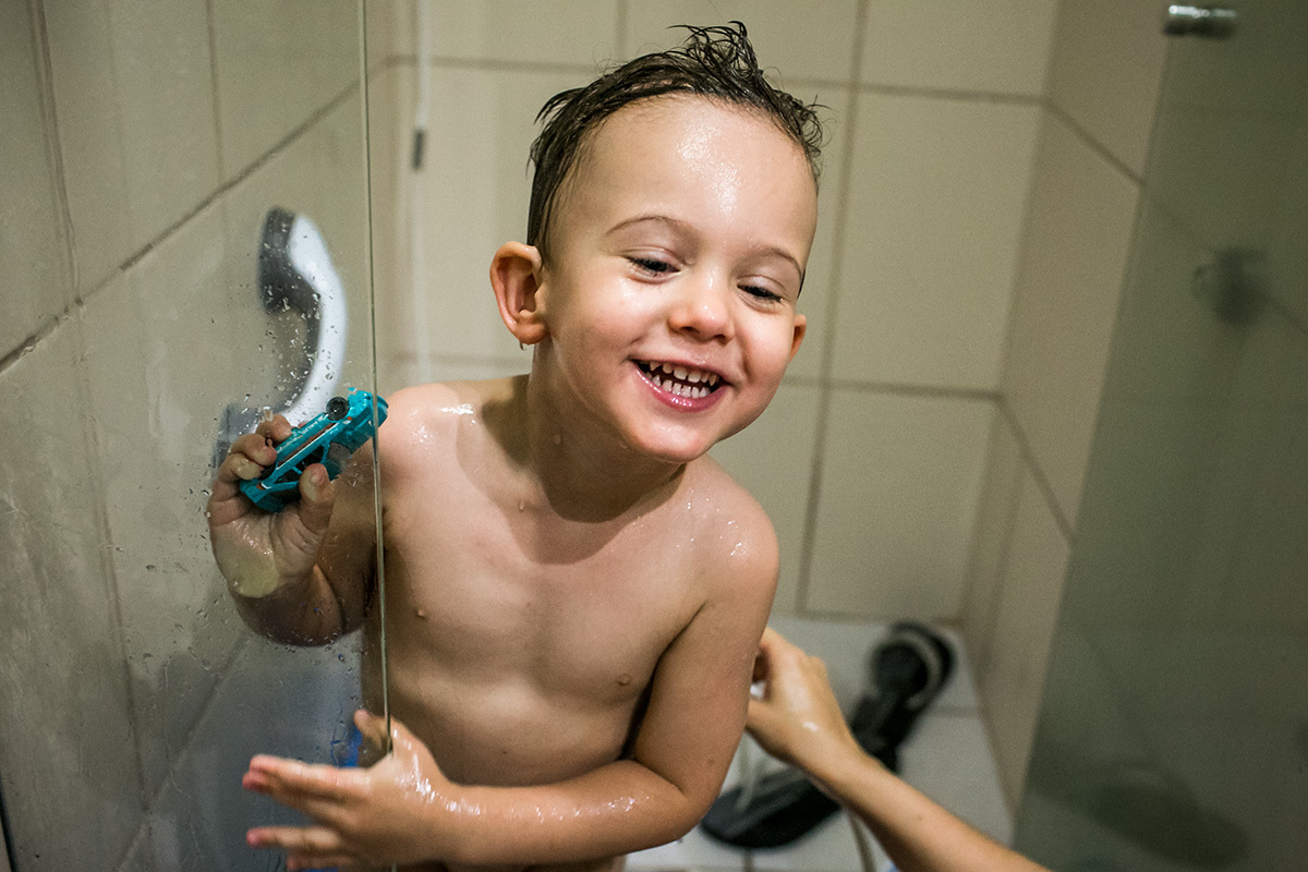 menino se diverte na hora do banho