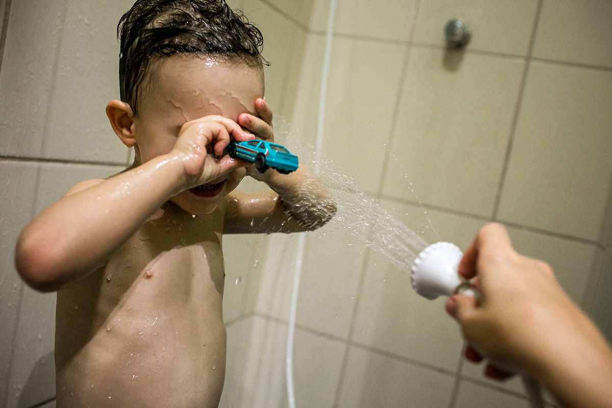 menino brinca de carrinho na hora do banho, por Adriana Costa