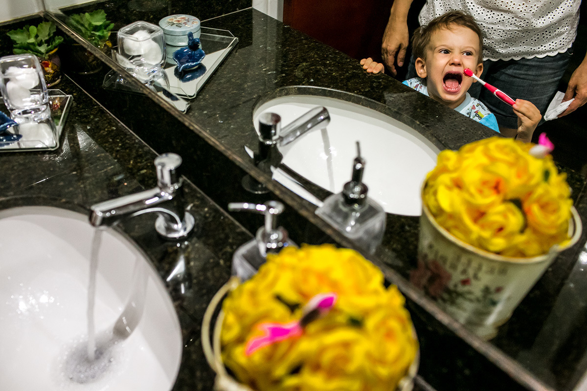 menino escova os dentes antes de dormir, por adrianacostafotos