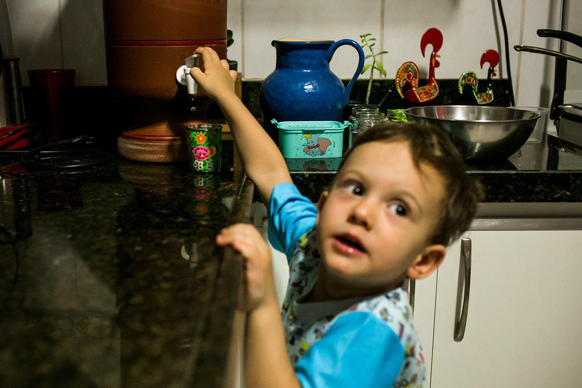 menino de 2 anos pega água sozinho no filtro de casa, por Adriana Costa