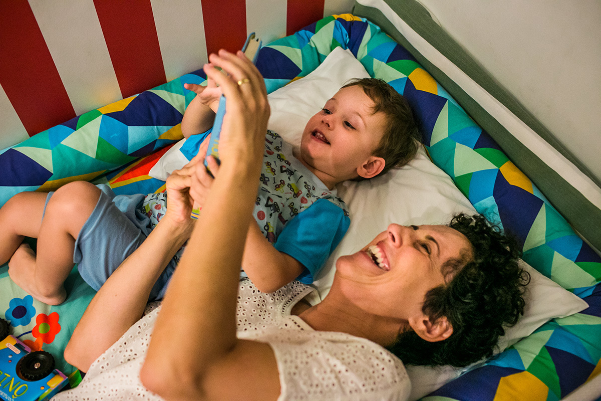 Adriana Costa fotografou mãe e filho se divertindo com a leitura antes de dormir