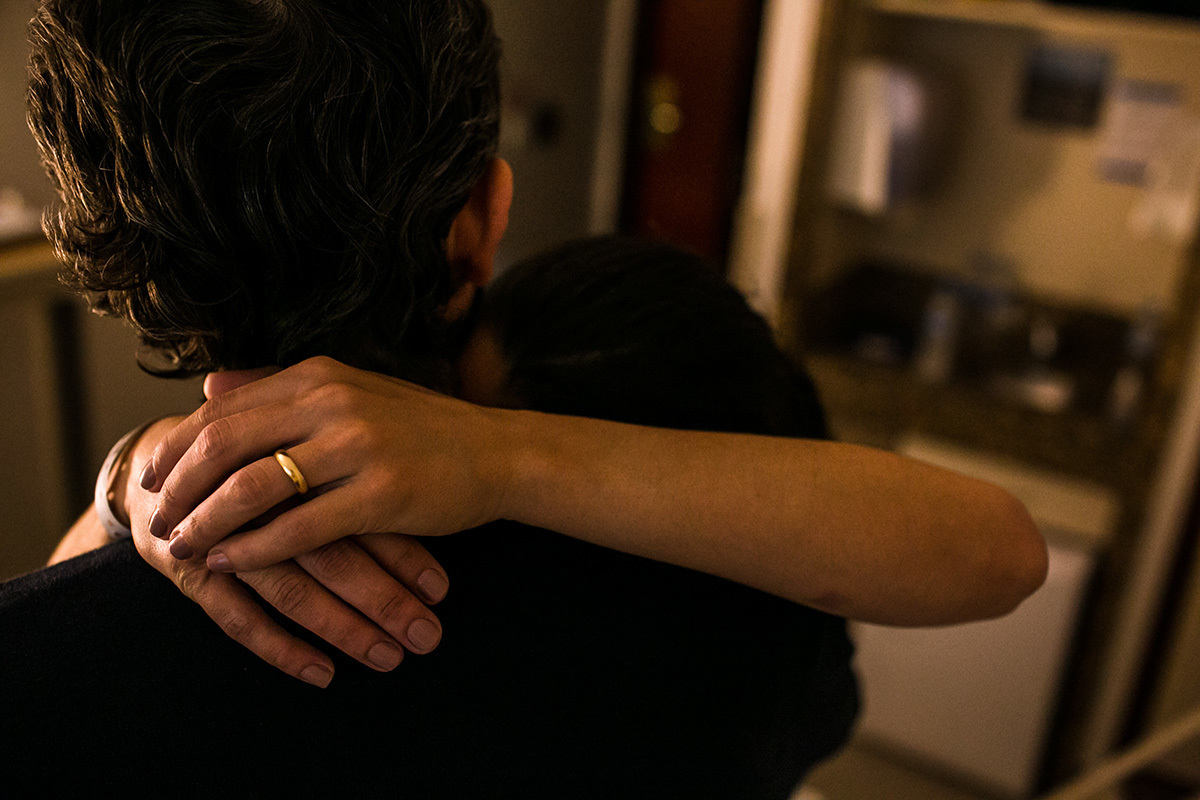 Adriana Costa documenta parturiente recebendo um abraço reconfortante do marido durante o trabalho de parto