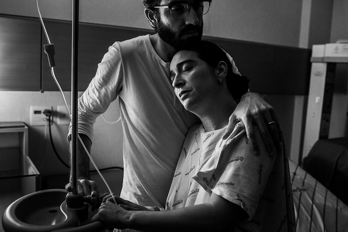 parturiente descansa no ombro do seu marido durante o trabalho de parto, em foto de Adriana Costa